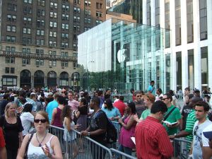Line at the Apple Store in 5th Ave.